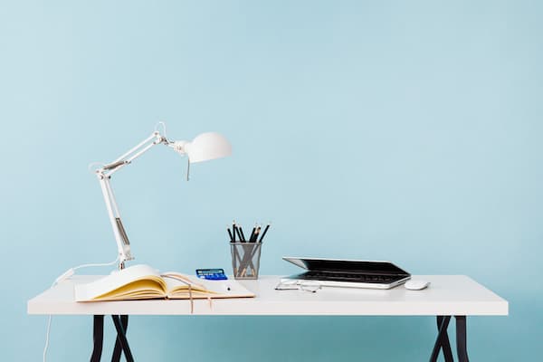 物が置いてある机